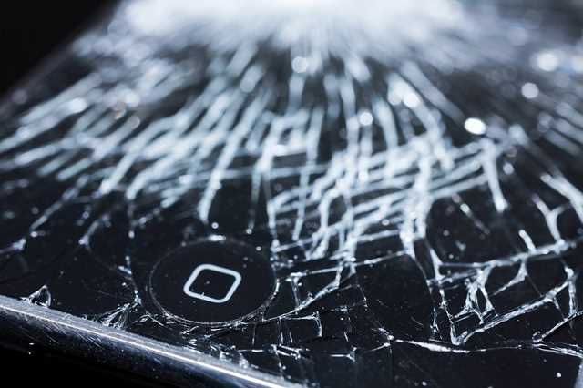 大宮でiPhone修理を承る株式会社エムズ-画面の割れたiPhone-